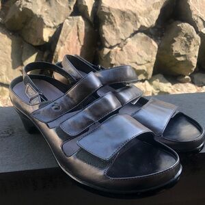 Aravon by New Balance Women's Silver Ankle Strap Sandals Size 9B